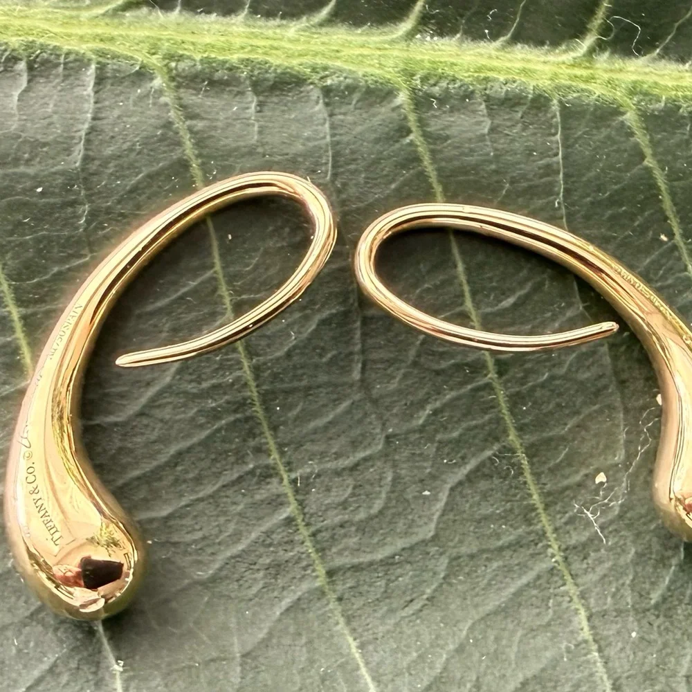 Tiffany & Co. Elegant Gold Drop Earrings - Picture 2 of 13